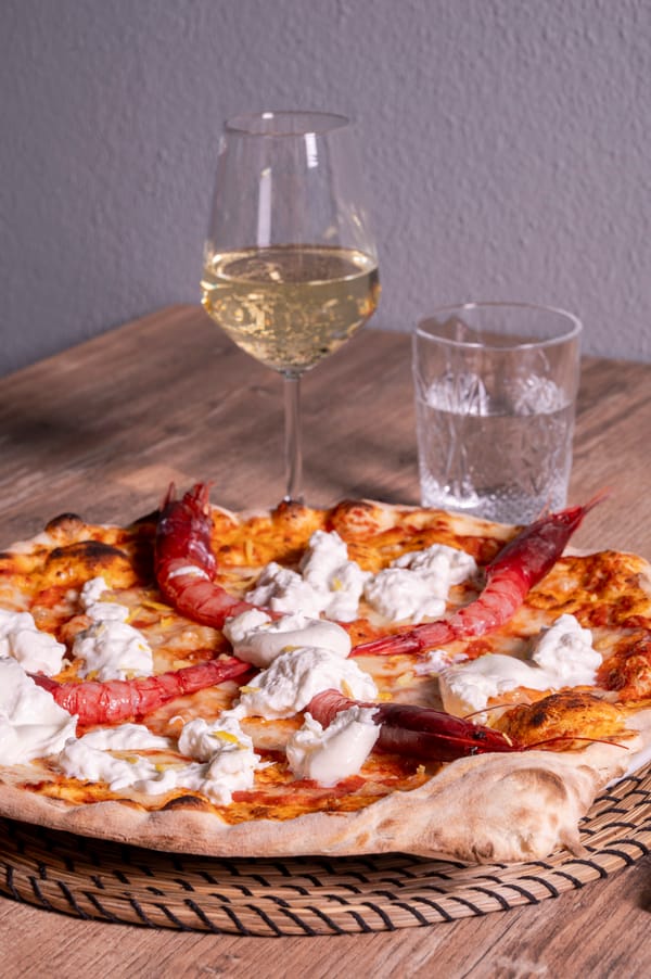Mini pizza speciale con gambero rosso e burrata